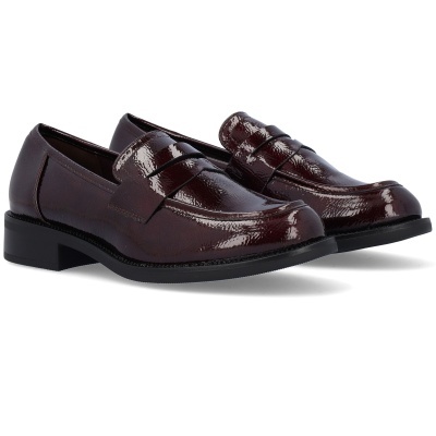 Sapatos tipo mocassim em pele castanha escura brilhante