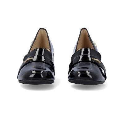 Sapatos mocassim em verniz preto com texto dourado Caramelo