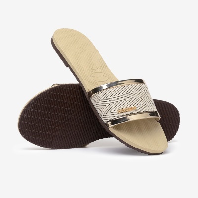 Sandálias chinelo bege com pata castanha e correia estampada com detalhes dourados