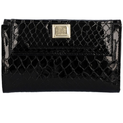 Carteira preta brilhante com textura de pele de crocodilo e placa metálica
