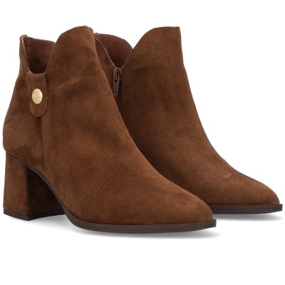 Botins de senhora castanhos em camurça com salto quadrado e botão dourado.