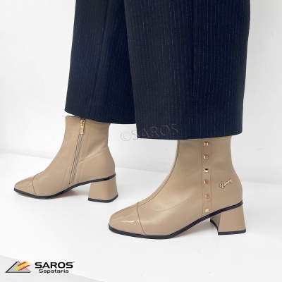 Botas bege de pele com tacão médio e fecho lateral