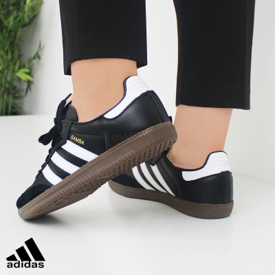 Ténis Adidas Samba preto e branco com sola castanha