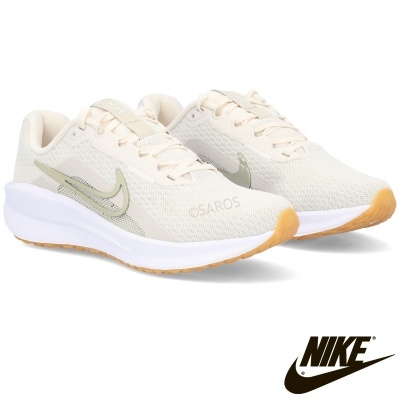 Sapatilhas desportivas Nike brancas com detalhes verdes e sola branca com reforço castanho