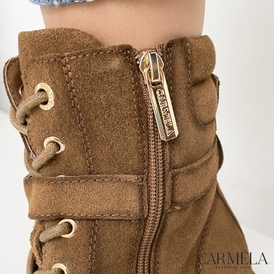 Bota castanha em camurça com atacadores e fecho de correr CARMELA