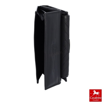 Carteira preta de senhora em pele com padrão geométrico e fecho dourado