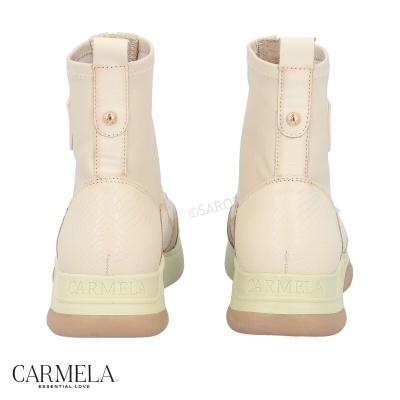 Botas creme da marca Carmela vistas de trás