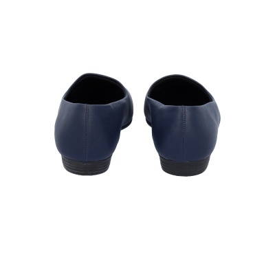 Sapatos de senhora baixos azul escuro vistos de trás