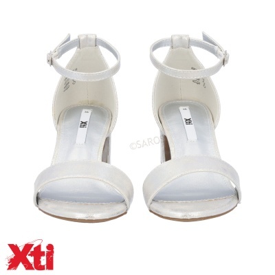 Sandálias brancas femininas Xti com tira de tornozelo