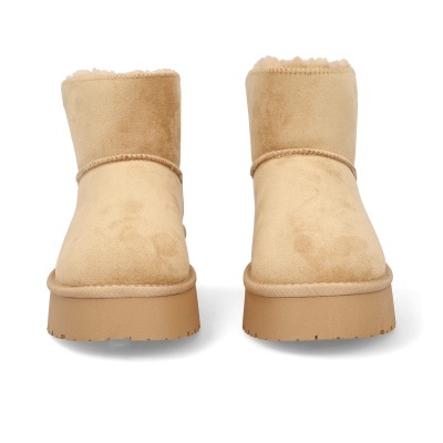 Botas de inverno bege claro em camurça com forro de pelo e sola espessa