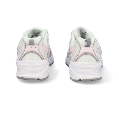 Ténis desportivos femininos brancos com detalhes rosa e cinza vistos de trás