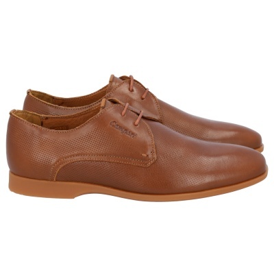 Sapatos masculinos castanhos em couro perfurado com atacadores e sola castanha