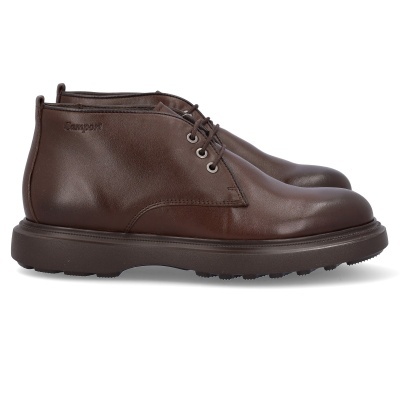 Botas masculinas em couro castanho com sola escura e atacadores