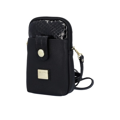 Bolsa preta pequena para telemóvel com padrão animal e acessórios dourados.