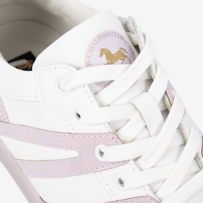 Tênis branco com detalhes rosa claro e logo de cavalo dourado no topo
