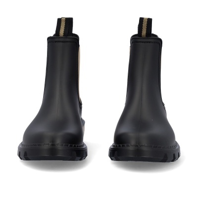 Botins de borracha pretos com sola robusta e tiras no calcanhar