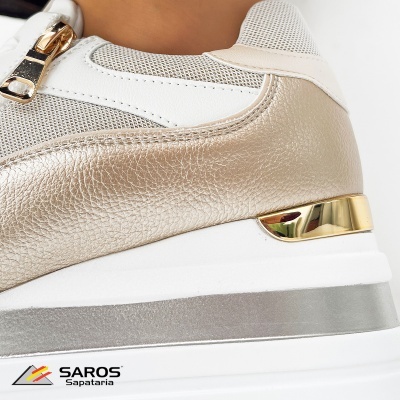 Ténis de senhora branco bege e dourado com sola branca e detalhes dourados, sobre fundo branco.