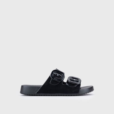 Chinelo preto com duas tiras largas e fivelas pretas, vista lateral