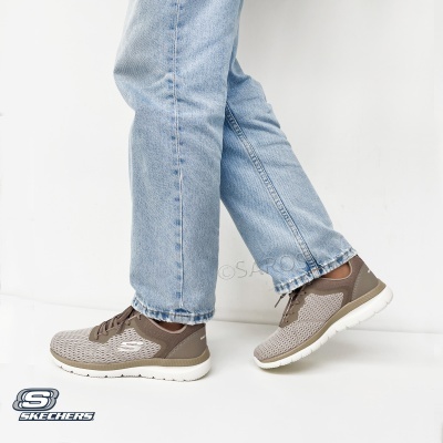 Ténis Skechers cinza com sola branca e jeans azuis claros