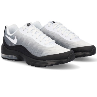 Par de sapatilhas Nike brancas, cinzentas e pretas