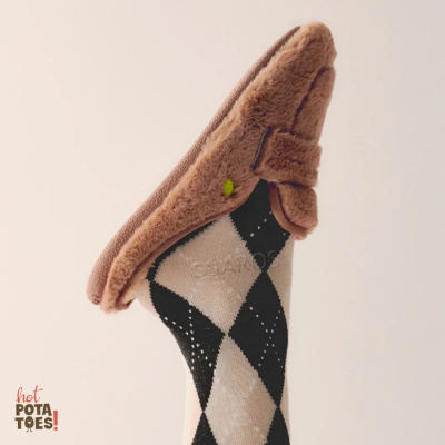 Pantufa castanha felpuda com laço e meia xadrez