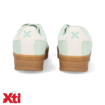 Sapatilhas femininas Xti verde claro e branco vistas de trás