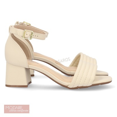 Sandálias de salto médio bege com tira almofadada e fivela dourada