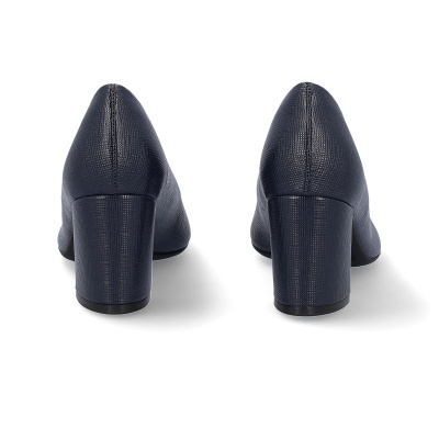 Sapatos de salto médio azul escuro vistos de trás