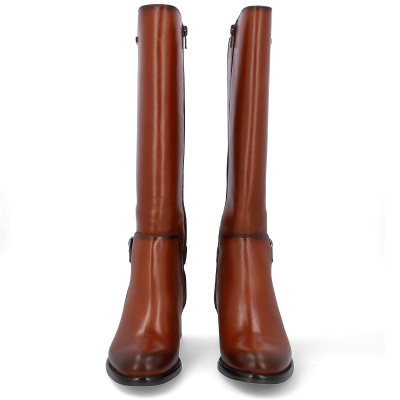 Par de botas altas castanho em couro em fundo branco