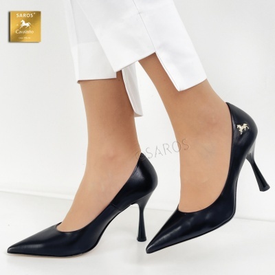 Sapatos de salto alto em pele preta com logótipo dourado de cavalo