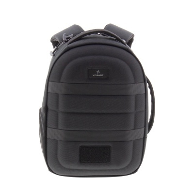 Mochila pequena preta Vogart com textura acolchoada e alças ajustáveis