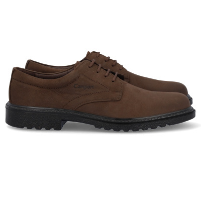 Par de sapatos castanhos de couro com sola preta e atacadores castanhos