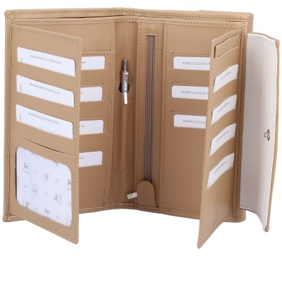 Carteira de senhora em couro bege com múltiplos compartimentos para cartões e fecho