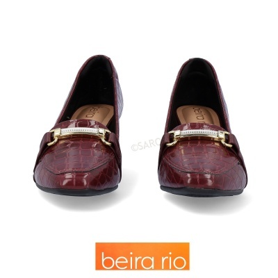 Sapatos mocassins vinho com textura imitação pele de crocodilo e detalhe dourado