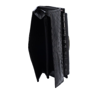 Carteira preta com textura imitando pele de crocodilo e interior com compartimentos