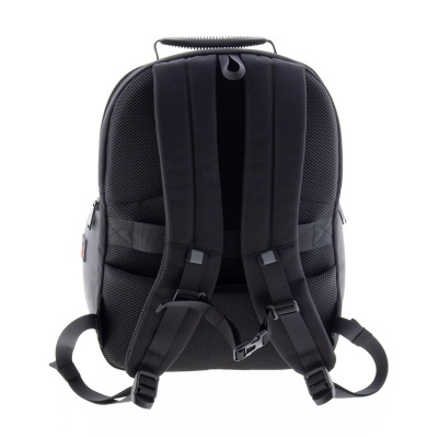 Mochila preta vista pelas costas com alças acolchoadas e malha respirável