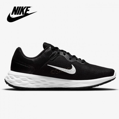 Tênis desportivo Nike preto com sola branca e logo branco