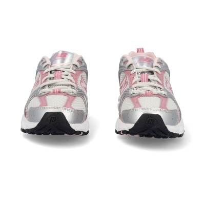 sapatilhas New Balance rosa e branco vistas de frente