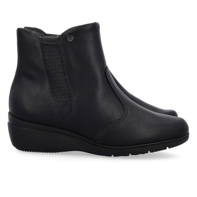 Botas pretas cano curto com elástico lateral em fundo branco
