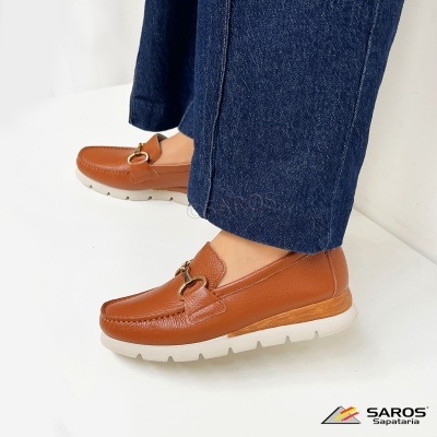 Sapatos mocassim castanhos em pele com sola branca e detalhe dourado