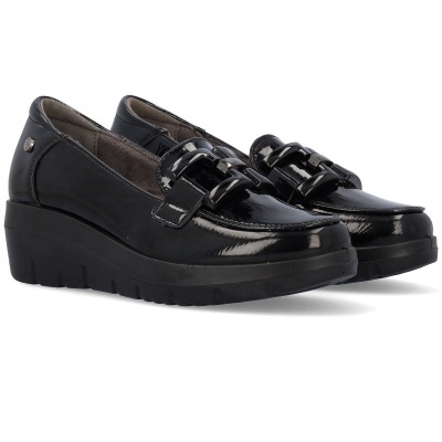 Mocassins pretos com sola alta e fivela, fundo branco