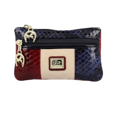 Pequena carteira em padrão pele de cobra vermelha, azul e creme com fechos dourados e placa Cavalinho.