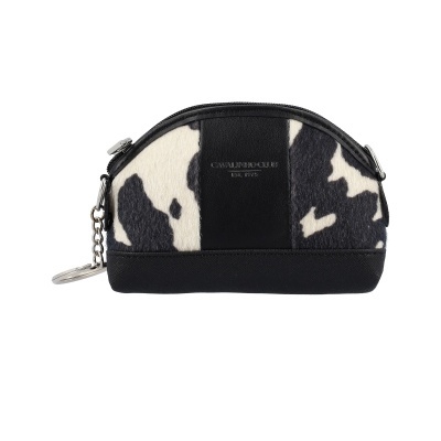 Bolsa pequena preta e branca com padrão peludo e fecho