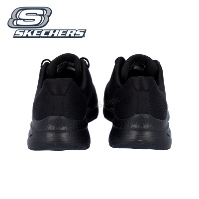 Ténis pretos Skechers vistos de trás