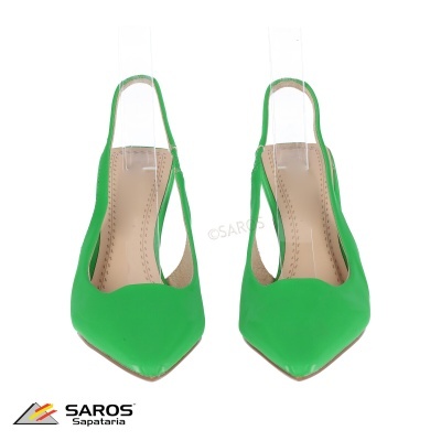 Sapatos verdes de salto alto com tiras traseiras