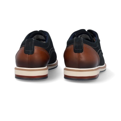 Sapatos masculinos de couro castanho e tecido preto vistos de trás