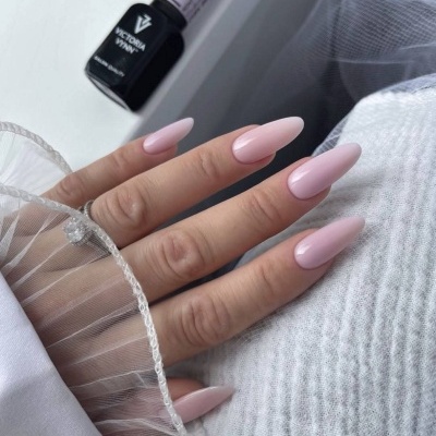 Unhas em gel rosa claro formato amendoado com esmalte VICTORIA VINNY No. 461