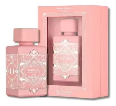 Frasco de perfume rosa com rótulo branco dentro de caixa rosa com janela
