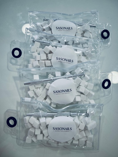 Sacos transparentes com cubos brancos, ferramentas metálicas e etiquetas SASONAILS PROFISSIONAL