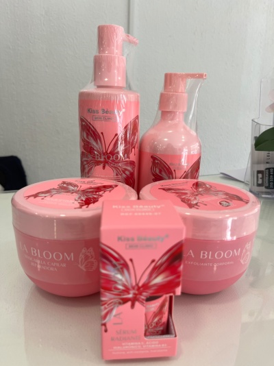 Produtos de beleza Kiss Beauty rosa com design de borboleta vermelha em embalagens de diversos formatos